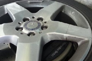 汽车轮毂修复技师分析造成轮毂断裂的原因