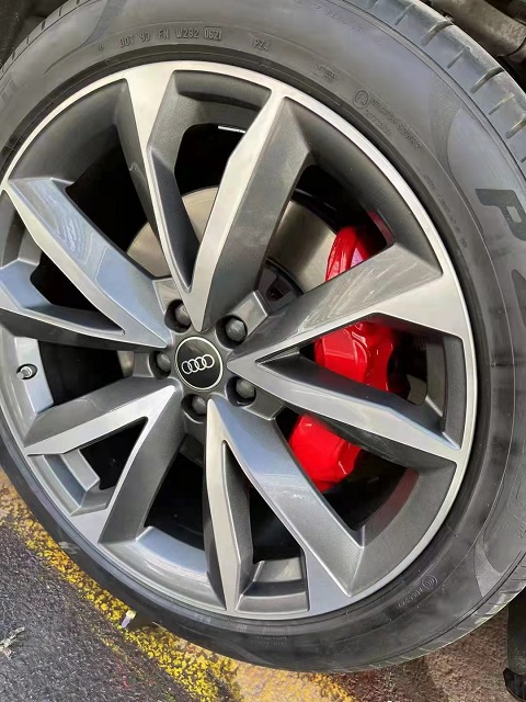 奥迪Q7全车轮毂翻新和卡钳改色中国红